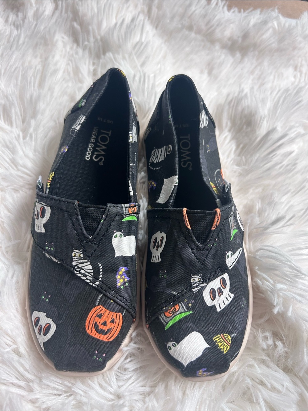 NWOT Toms Kids Halloween Black Cats Pumpkins Skulls Slip On Size 10 Unisex